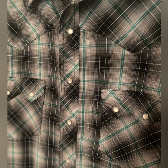 Wrangler plaid shirt with pearl snap-on buttons. Size Large, black, green. - Picture 5 of 10